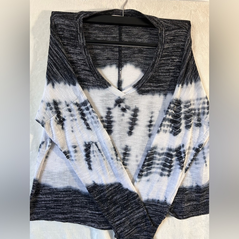 CHANCE OR FATE| Black & White Pullover V-neck sweater| Size XL